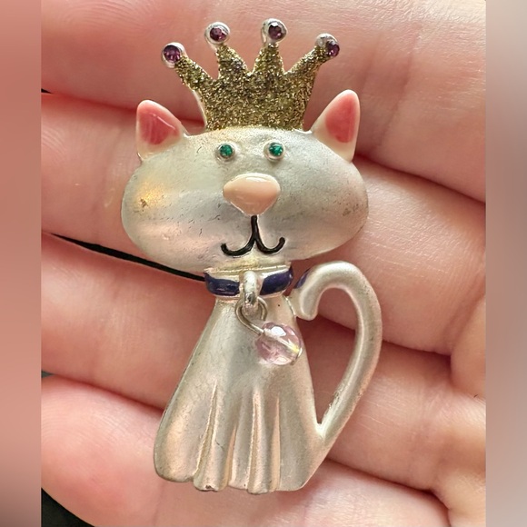 TC Jewelry - Adorable Queen Kitty Brooch TC
